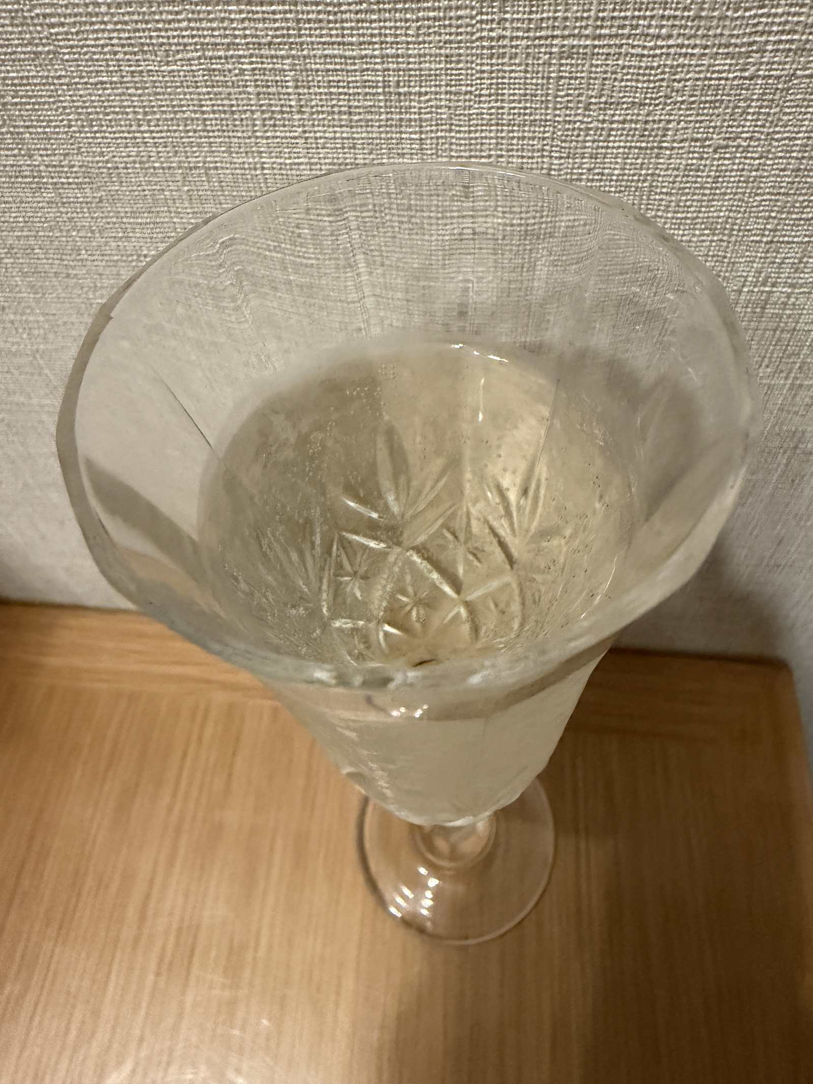 Fine natural carbonation visible in the glass just after pouring