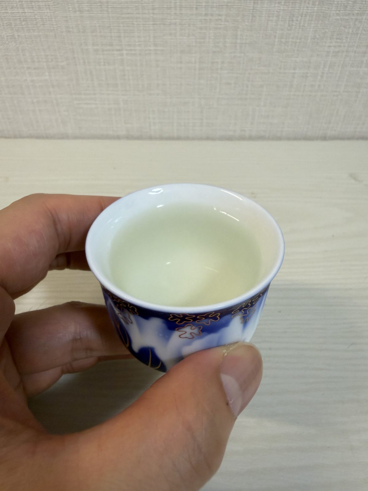 Fukagawa Seiji guinomi held in the hand