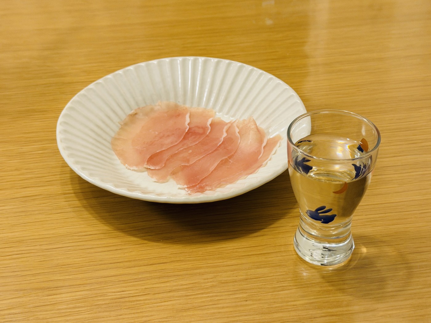 Mii no Kotobuki +14 paired with a small plate of thinly sliced cured ham
